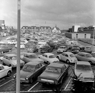 856689 Gezicht op de parkeerplaats bij het N.S.-station Heemstede-Aerdenhout te Heemstede.